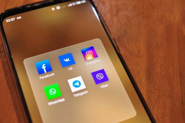 Kyiv, Ukrayna, - Mart, 11, 2022 Sosyal medya uygulamalarının simgeleriyle akıllı telefon aygıtı 