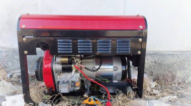Evin yakınındaki caddede kırmızı taşınabilir elektrik jeneratörü. Yüksek kalite fotoğraf