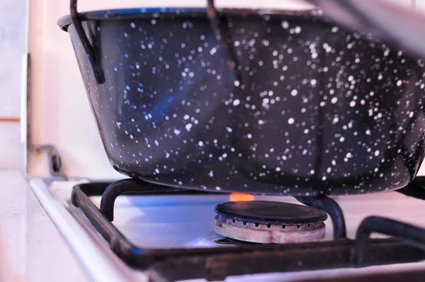 Mutfaktaki siyah tencereyi kapat. Yüksek kalite fotoğraf