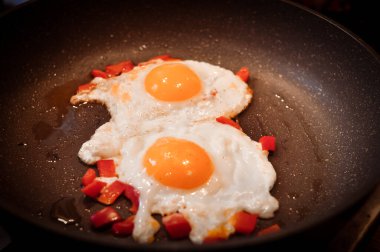 İki kızarmış yumurta ve kırmızı biberli sabah kahvaltısı. Yüksek kalite fotoğraf