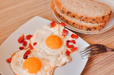 İki kızarmış yumurta ve kırmızı biberli sabah kahvaltısı. Yüksek kalite fotoğraf
