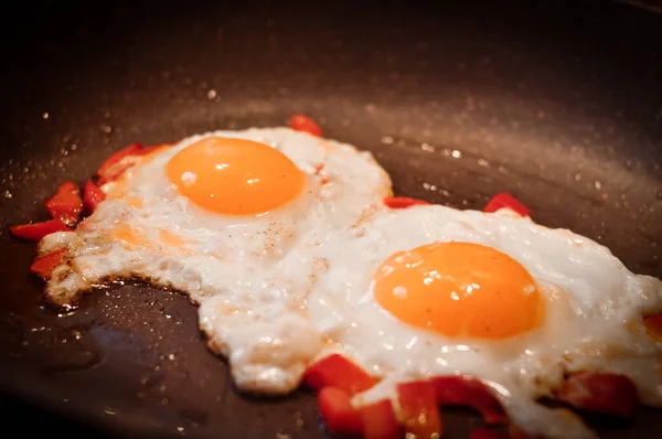 Twee Gebakken Eieren Pan Met Rode Peper Ontbijt Ochtend Hoge — Stockfoto