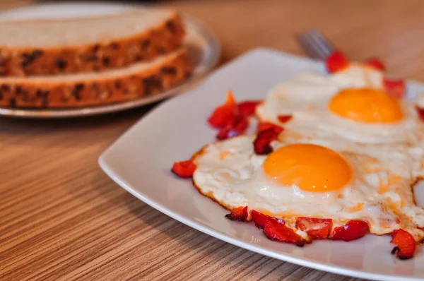 Two Fried Eggs Pan Red Pepper Morning Breakfast High Quality — Stock Photo, Image