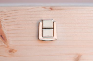 Metal kilidi olan kapalı ahşap kutuyu kapat. Yüksek kalite fotoğraf