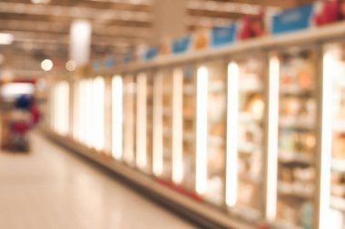 Süpermarket fotokopi alanındaki vitrinlerin raflarıyla odaklanmış görünüm. Yüksek kalite fotoğraf