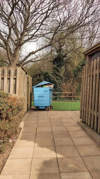 Uma Lata Lixo Azul Quintal Perto Casa Foto Alta Qualidade — Fotografia de Stock