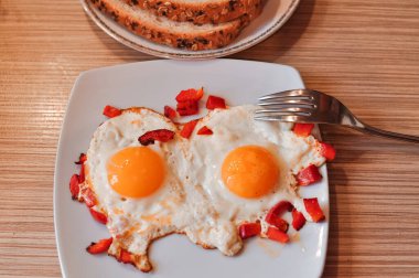 İki kızarmış yumurta ve kırmızı biberli kahvaltı. 