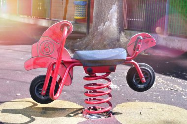 Çocuklar için güneşli bir gün için salıncakları olan boş renkli oyun alanı