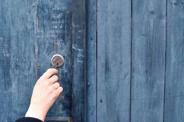 Ahşap kapının kilidini açarak elinizi kapatın. Yüksek kalite fotoğraf