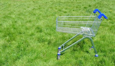 Yeşil çimen arka planındaki alışveriş arabası fotokopi alanı. Yüksek kalite fotoğraf