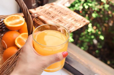 Yazın pencere eşiğinde bir bardak portakal suyu ve meyve sepeti. Yüksek kalite fotoğraf