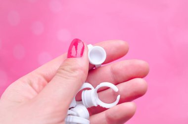 Kirpik Uzatma Yüzüğü Tutacağı Parmağına yapışkan damlası için