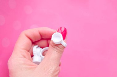 Kirpik Uzatma Yüzüğü Tutacağı Parmağına yapışkan damlası için