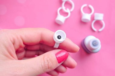 Kirpik Uzatma Yüzüğü Tutacağı Parmağına yapışkan damlası için