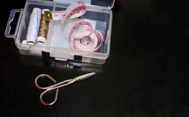 Dikiş makası dokunun ölçüsü ve iplikleri için ekipman.