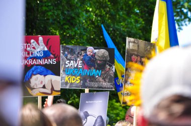 Londra, İngiltere Birleşik Krallığı, Mermer kemer, -22 Mayıs 2022: Ukrayna 'yı desteklemek için toplanma. Ukraynalı annelerin yürüyüşü. Sarı ve mavi bayraklı ve posterli insanlar. - Evet. Yüksek kalite fotoğraf