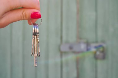 Evin arka planında metal tuşları olan bir kadın eli. Yüksek kalite fotoğraf