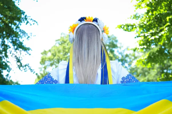 Mulher Ucraniana Com Bandeira Nacional Amarela Azul Conceito Patriotismo Foto — Fotografia de Stock