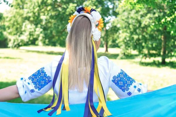 黄色と青の国旗 愛国心の概念を持つウクライナの女性 高品質の写真 — ストック写真