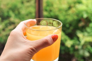 Yazın pencere eşiğinde bir bardak portakal suyu ve meyve sepeti. Yüksek kalite fotoğraf
