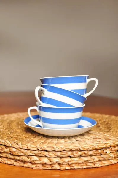 Закрывать Чашку Черного Чая Голубыми Полосками Дома Чай Расслабиться — стоковое фото