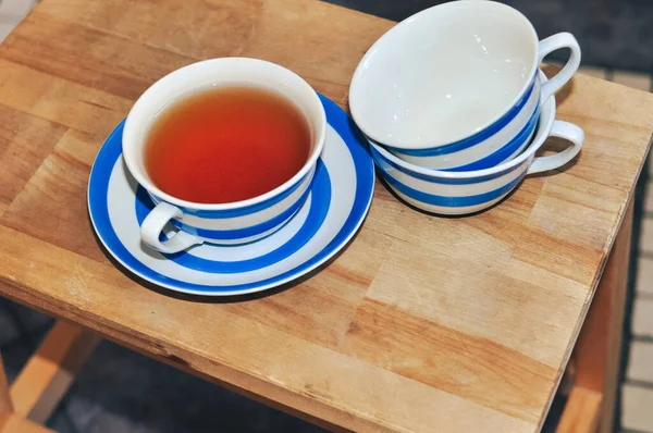 Zbliżenie Filiżanki Czarnej Herbaty Niebieskimi Paskami Domu Herbata Relaks — Zdjęcie stockowe