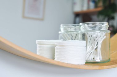 Günlük temizlik için pembe diş fırçası, sabah rutini, banyo aksesuarları.