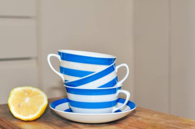 Evde mavi çizgili siyah çay fincanını kapat, çay zamanı ve rahatla.