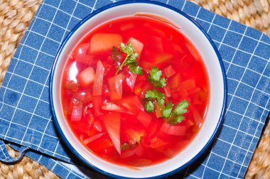 Bir tabak Ukrayna usulü kırmızı borç çorbası. Nesli tükenmekte olan insanlar listesine eklendi.. 