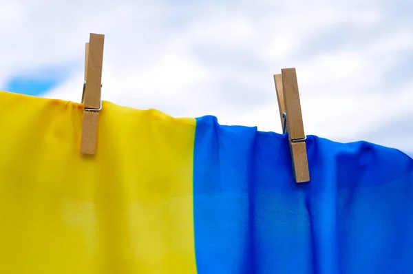 Μπλε Και Κίτρινη Εθνική Ουκρανική Σημαία Κρέμεται Μανταλάκια Από Κοντά — Φωτογραφία Αρχείου