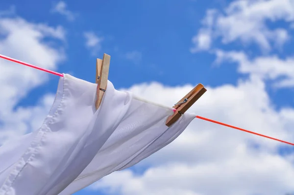 Zblízka Vyprané Prádlo Visí Červeném Laně Špendlíky Venku — Stock fotografie