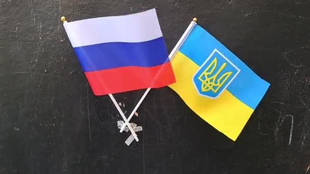 Due Bandiere Nazionali Russo Ucraino 2022 Sventolando Sul Concetto Wind — Video Stock