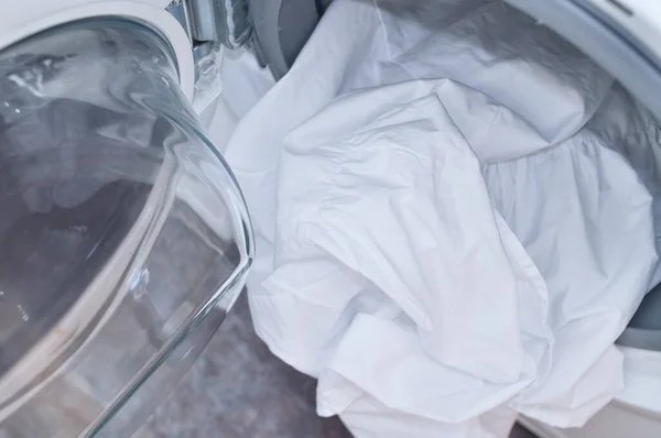 Close Των Λευκών Περιποιημένο Λινό Στο Πλυντήριο Ρουτίνα Του Νοικοκυριού — Φωτογραφία Αρχείου
