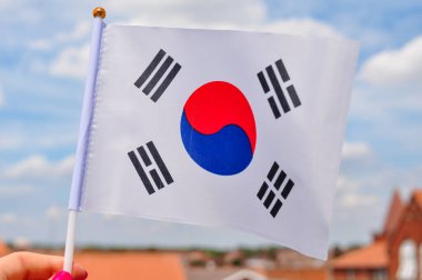 Güney Kore 'nin ulusal bayrağı mavi gökyüzü arkaplanında .