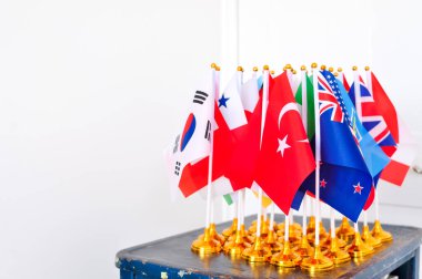 Farklı ülkelerin ulusal bayrakları kapanıyor, Ukrayna kavramını destekliyor.