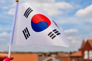 Güney Kore 'nin ulusal bayrağı mavi gökyüzü arkaplanında .