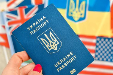 Ukrayna 'nın Ukrayna iç kesiminde yakın yolculuk için biyometrik pasaport. Tercümesi Ukraynaca: Ukrayna, pasaport.