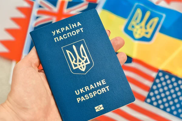 Український Міжнародний Біометричний Паспорт Подорожей Зблизька Переклад Української Україна Паспорт — стокове фото