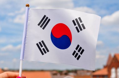 Güney Kore 'nin ulusal bayrağı mavi gökyüzü arkaplanında .