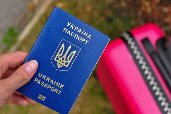 Ukrayna dahili uluslararası biyometrik pasaport ve yakın yolculuk için çanta. Tercümesi: Ukraynaca: 'Ukrayna, pasaport'.