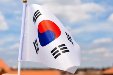 Güney Kore 'nin ulusal bayrağı mavi gökyüzü arkaplanında .
