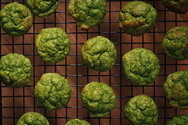 Ready Made Small Green Muffins Spinach Baking Sheet Healthy Eating — Stockfoto