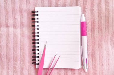 Güzellik salonunda kirpik uzantıları için randevu almak için defter ve kalem. Yüksek kalite fotoğraf