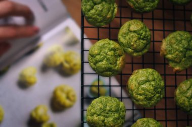 Hazır, küçük, yeşil kekler ve ıspanak. Sağlıklı beslenme konsepti.