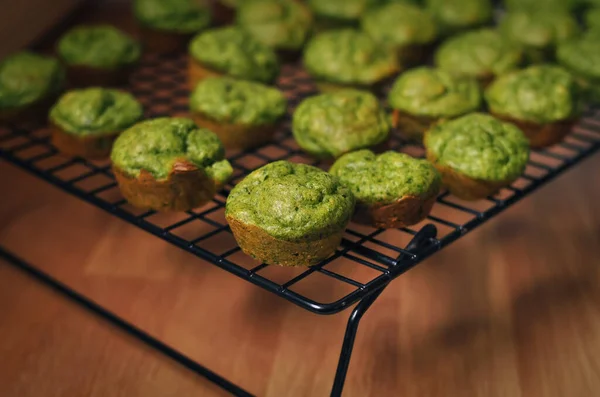 Ready Made Small Green Muffins Spinach Baking Sheet Healthy Eating — Fotografia de Stock