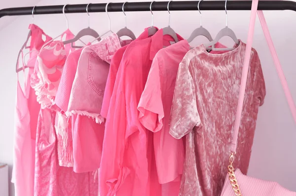 Ροζ Γυναικεία Ρούχα Στο Δοκιμαστήριο Καλοκαιρινό Και Ανοιξιάτικο Look Για — Φωτογραφία Αρχείου