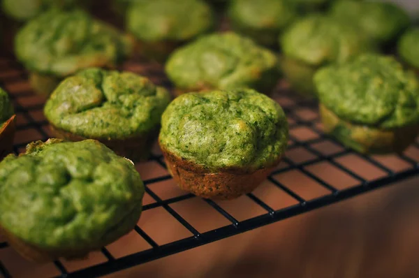 Ready Made Small Green Muffins Spinach Baking Sheet Healthy Eating — Stockfoto