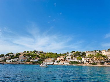 Yaz manzarası mavi deniz ve dağlar uzayı taklit eder. Yüksek kalite fotoğraf