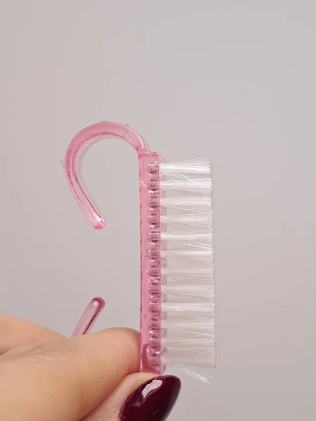 Escova Rosa Para Limpar Manicura Mão Fecham Espaço Cópia — Fotografia de Stock