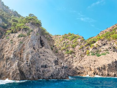 Yaz manzarası mavi deniz ve dağlar uzayı taklit eder. Yüksek kalite fotoğraf